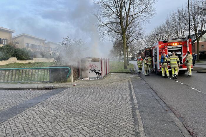 Papiercontainer in brand gestoken