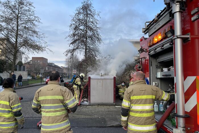 Papiercontainer in brand gestoken