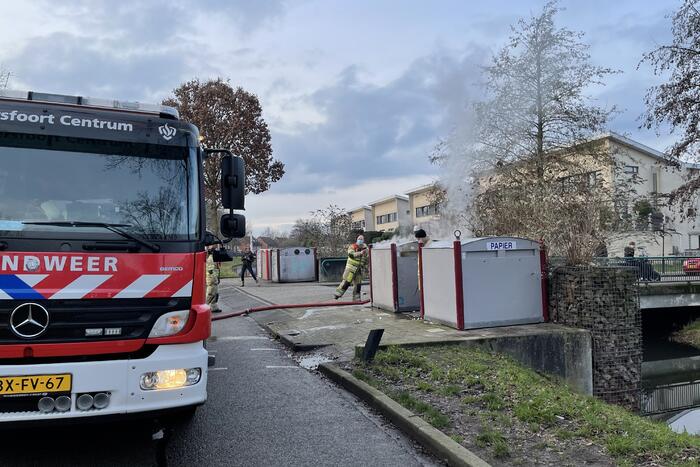 Papiercontainer in brand gestoken