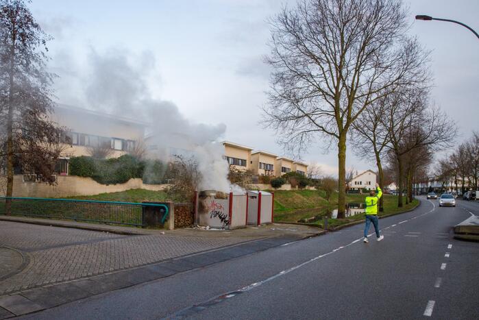 Papiercontainer in brand gestoken
