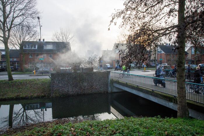 Papiercontainer in brand gestoken
