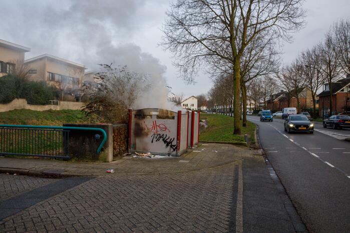 Papiercontainer in brand gestoken