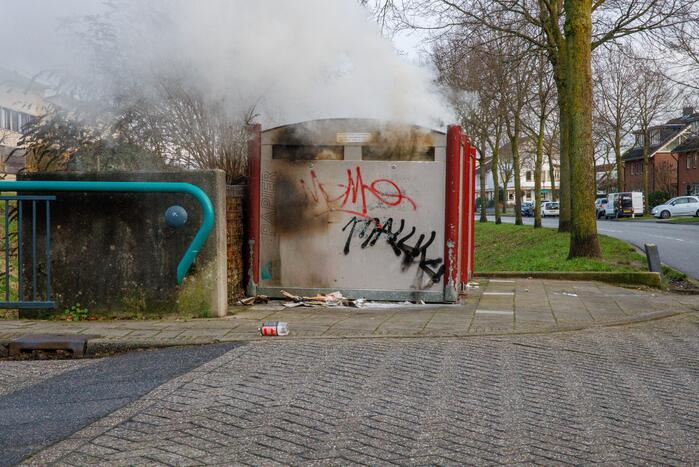 Papiercontainer in brand gestoken