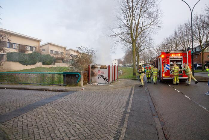 Papiercontainer in brand gestoken