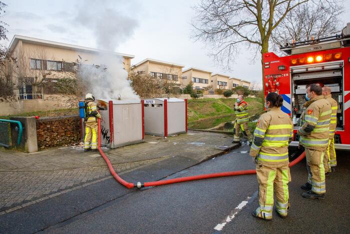 Papiercontainer in brand gestoken