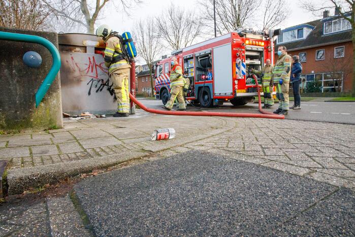 Papiercontainer in brand gestoken