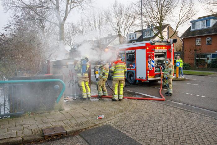 Papiercontainer in brand gestoken