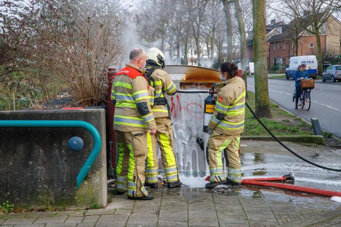 Papiercontainer in brand gestoken