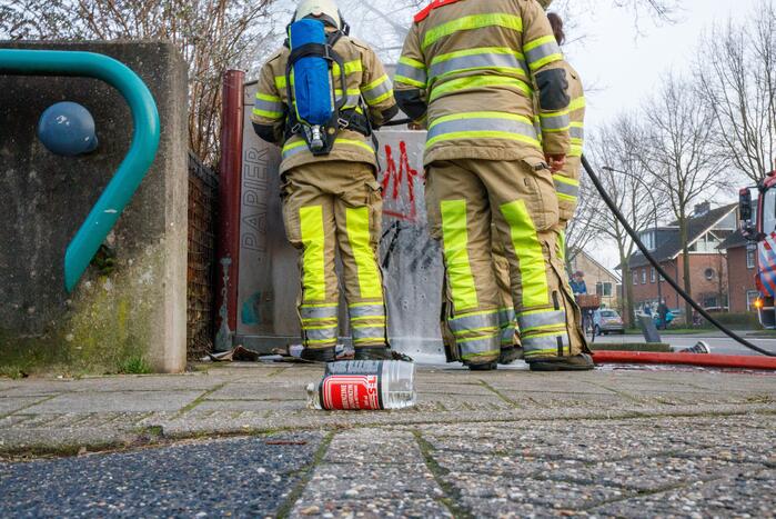 Papiercontainer in brand gestoken