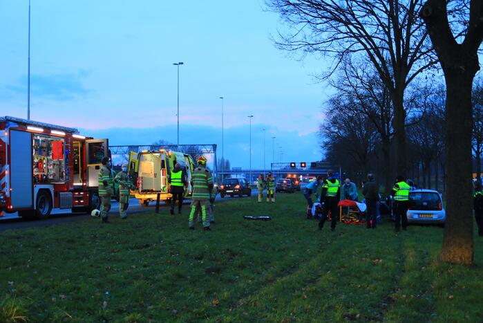 Personenauto raakt van weg en knalt tegen boom
