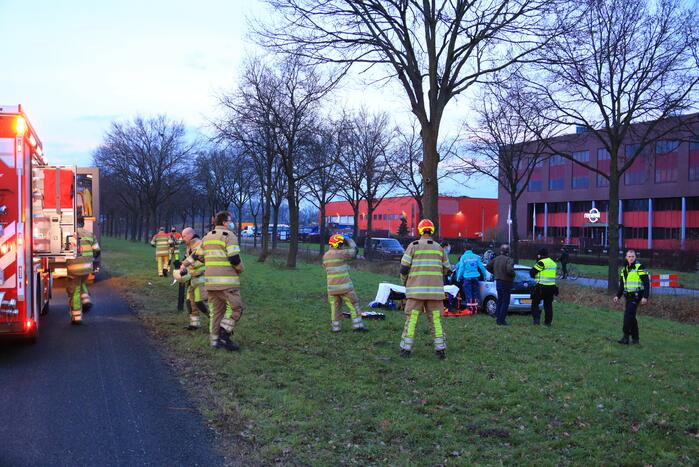 Personenauto raakt van weg en knalt tegen boom