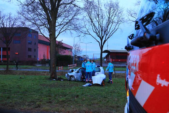 Personenauto raakt van weg en knalt tegen boom