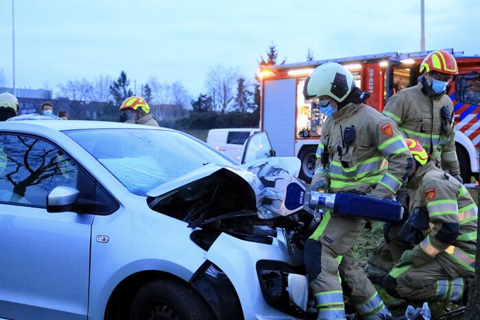 Personenauto raakt van weg en knalt tegen boom