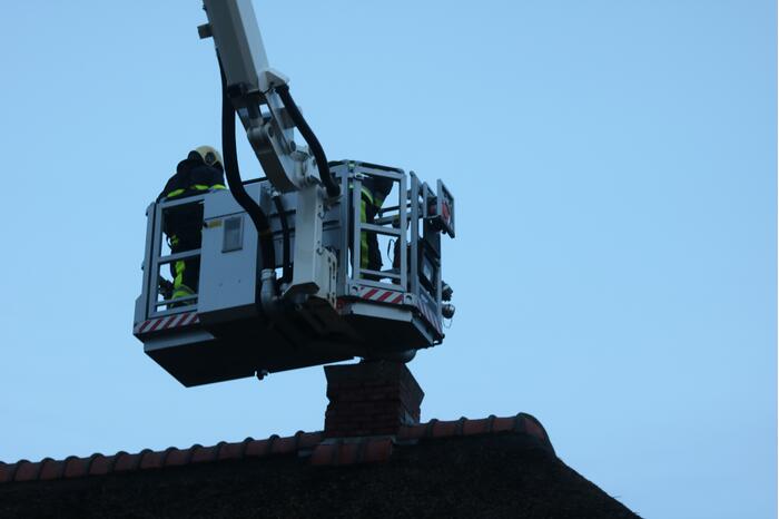 Brandweer doet onderzoek naar schoorsteen