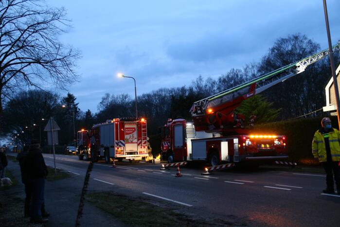 Brandweer blust schoorsteenbrand