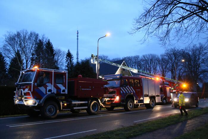 Brandweer blust schoorsteenbrand