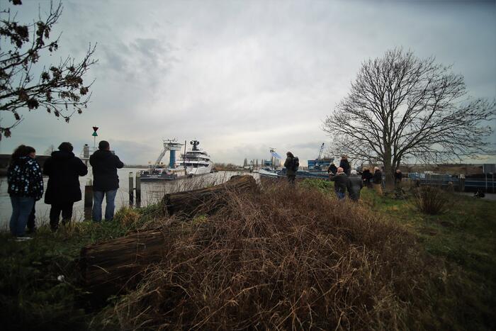 Gigantisch jacht vaart door Alphense wateren