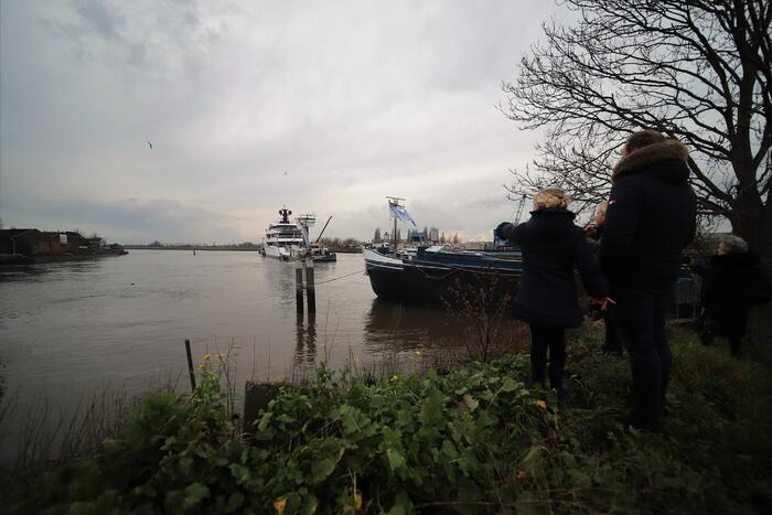 Gigantisch jacht vaart door Alphense wateren
