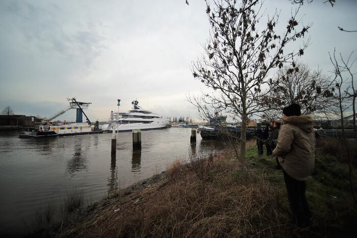 Gigantisch jacht vaart door Alphense wateren