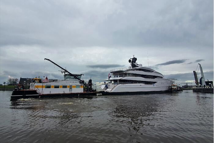 Gigantisch jacht vaart door Alphense wateren