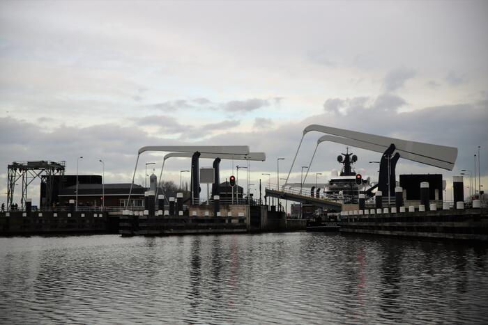 Gigantisch jacht vaart door Alphense wateren