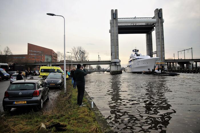 Gigantisch jacht vaart door Alphense wateren