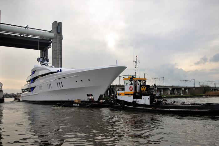 Gigantisch jacht vaart door Alphense wateren