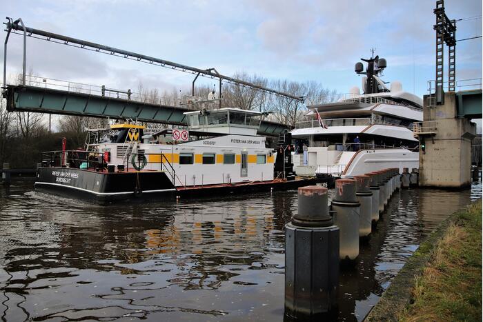 Gigantisch jacht vaart door Alphense wateren
