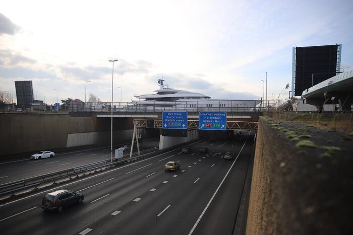 Gigantisch jacht vaart door Alphense wateren