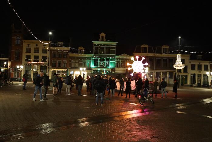 Actiegroep Viruswaarheid demonstreren tegen avondklok bij coronavirus-kunstwerk
