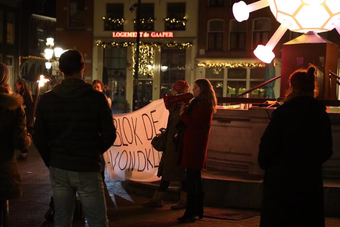 Actiegroep Viruswaarheid demonstreren tegen avondklok bij coronavirus-kunstwerk