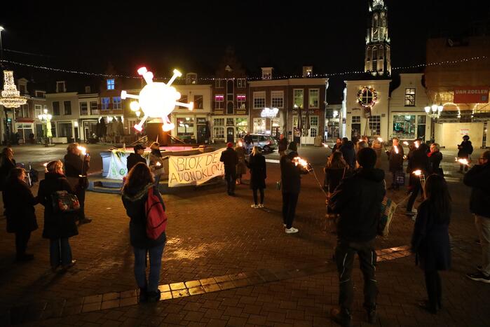 Actiegroep Viruswaarheid demonstreren tegen avondklok bij coronavirus-kunstwerk