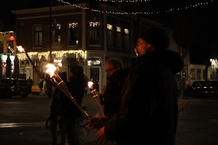 Actiegroep Viruswaarheid demonstreren tegen avondklok bij coronavirus-kunstwerk