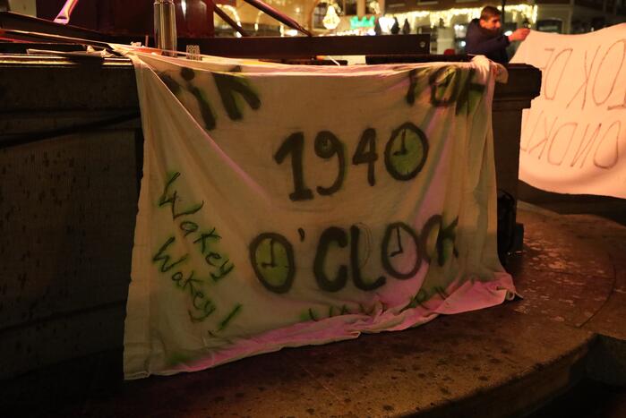 Actiegroep Viruswaarheid demonstreren tegen avondklok bij coronavirus-kunstwerk