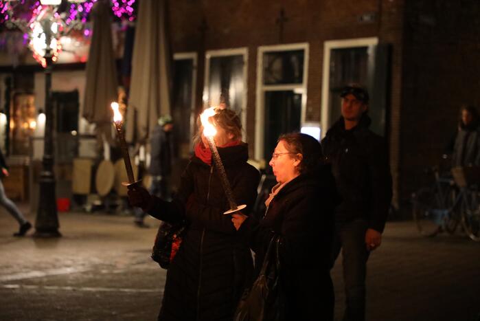 Actiegroep Viruswaarheid demonstreren tegen avondklok bij coronavirus-kunstwerk