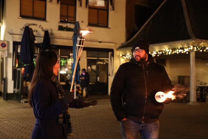 Actiegroep Viruswaarheid demonstreren tegen avondklok bij coronavirus-kunstwerk