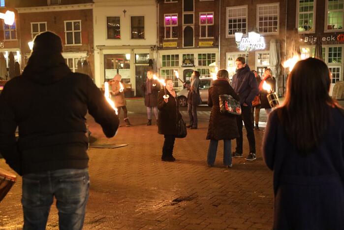 Actiegroep Viruswaarheid demonstreren tegen avondklok bij coronavirus-kunstwerk