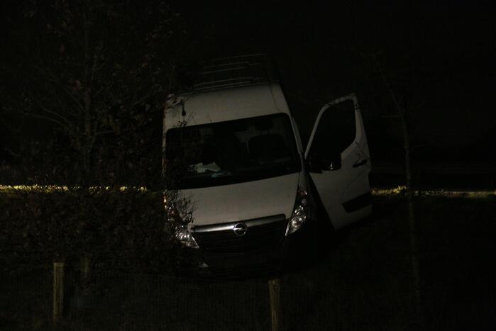 Bestelbus raakt van de weg