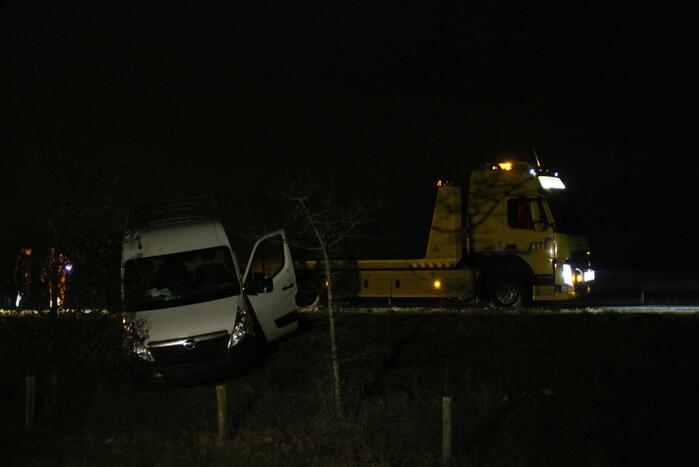 Bestelbus raakt van de weg