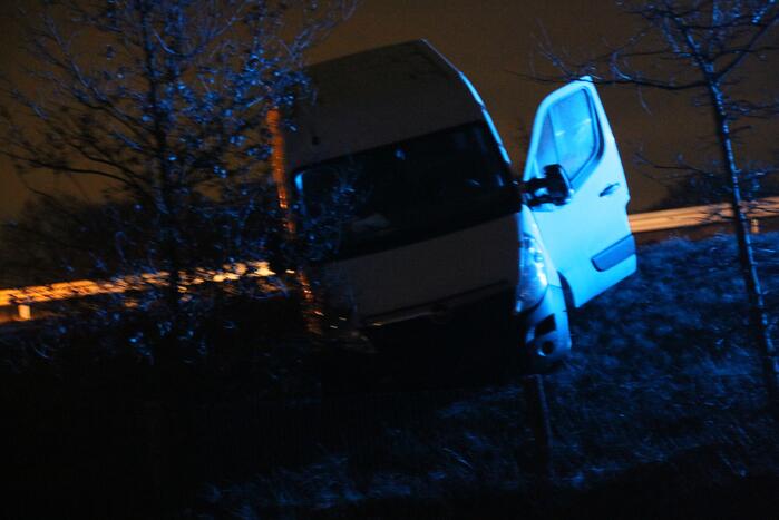 Bestelbus raakt van de weg