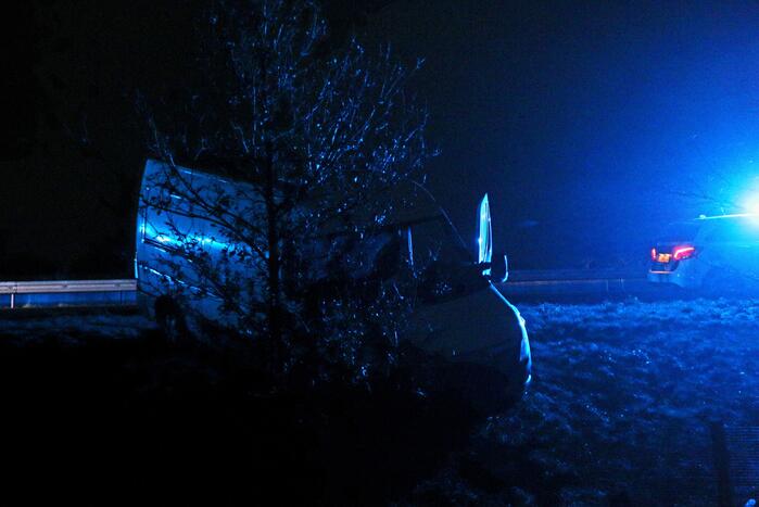 Bestelbus raakt van de weg