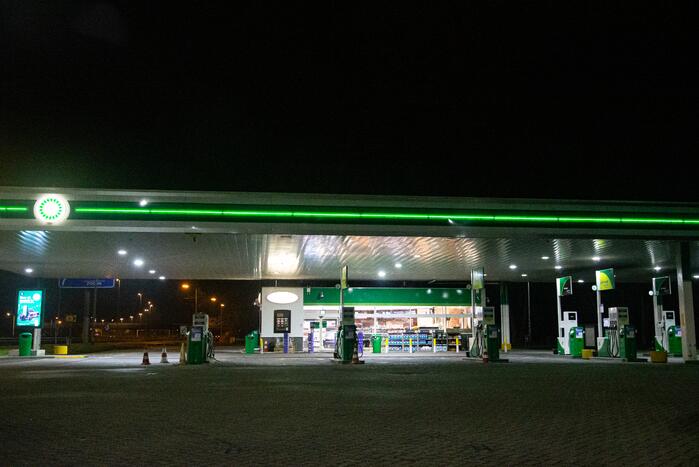 Snelwegen en tankstations uitgestorven door avondklok