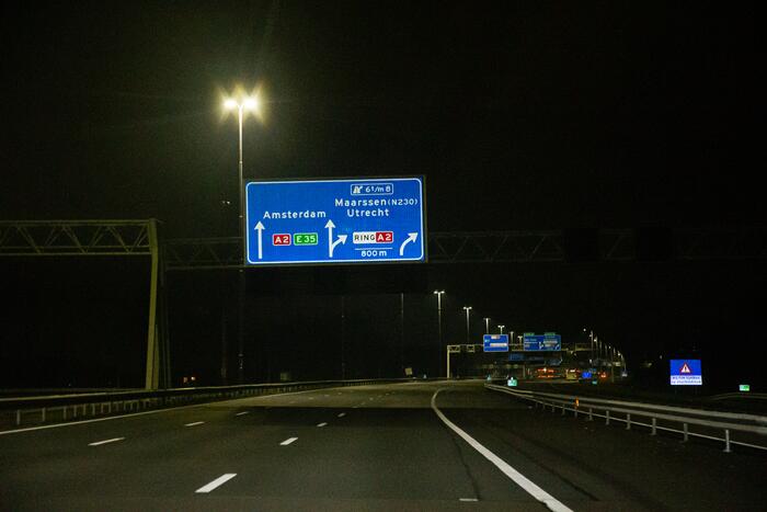 Snelwegen en tankstations uitgestorven door avondklok