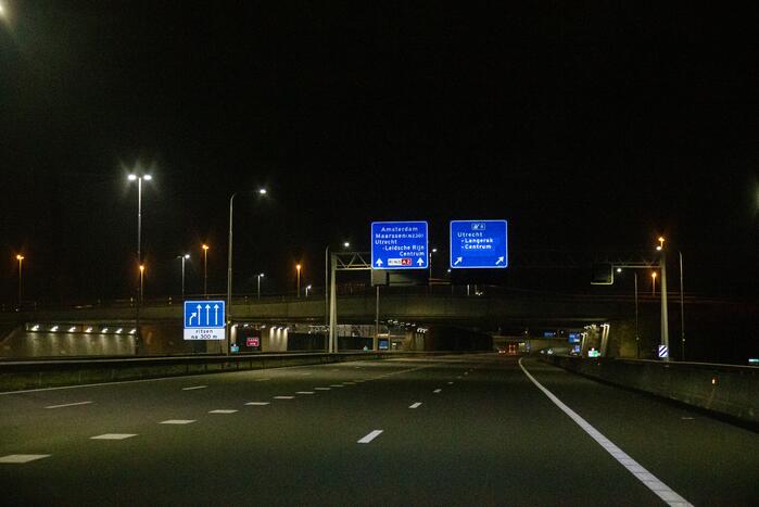 Snelwegen en tankstations uitgestorven door avondklok