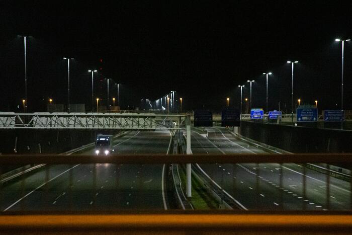 Snelwegen en tankstations uitgestorven door avondklok