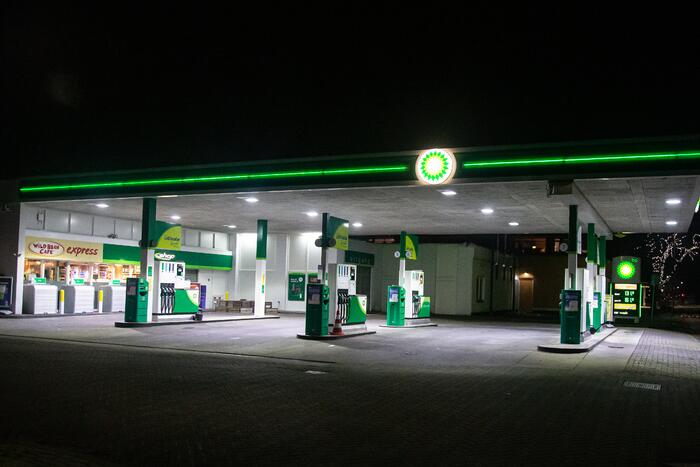 Snelwegen en tankstations uitgestorven door avondklok