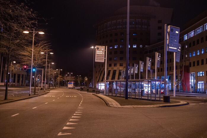 Avondklok van kracht: stille straten en politie voert controles uit