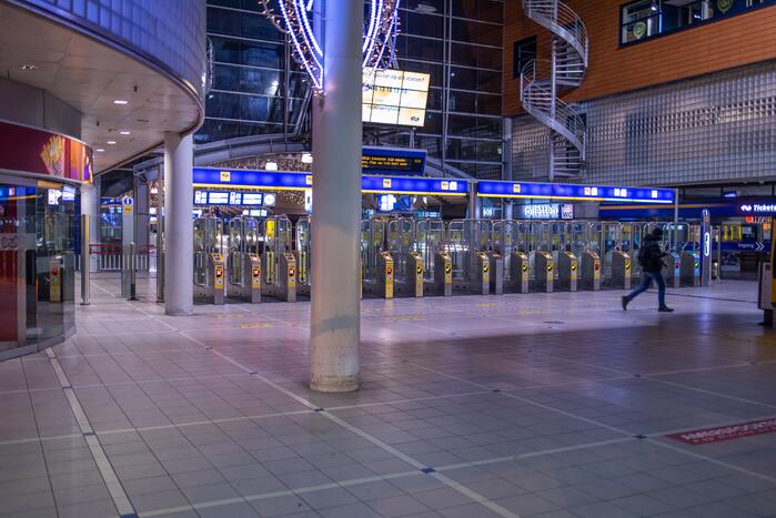 Avondklok van kracht: stille straten en politie voert controles uit