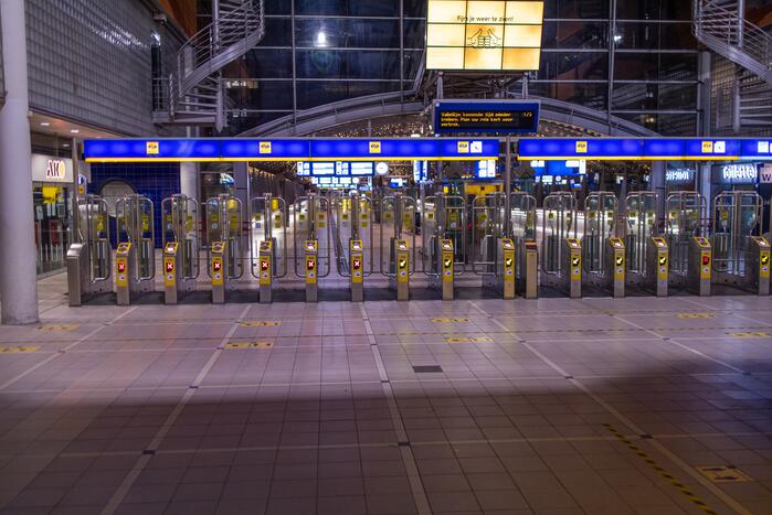 Avondklok van kracht: stille straten en politie voert controles uit