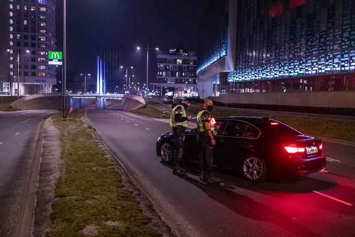 Avondklok van kracht: stille straten en politie voert controles uit